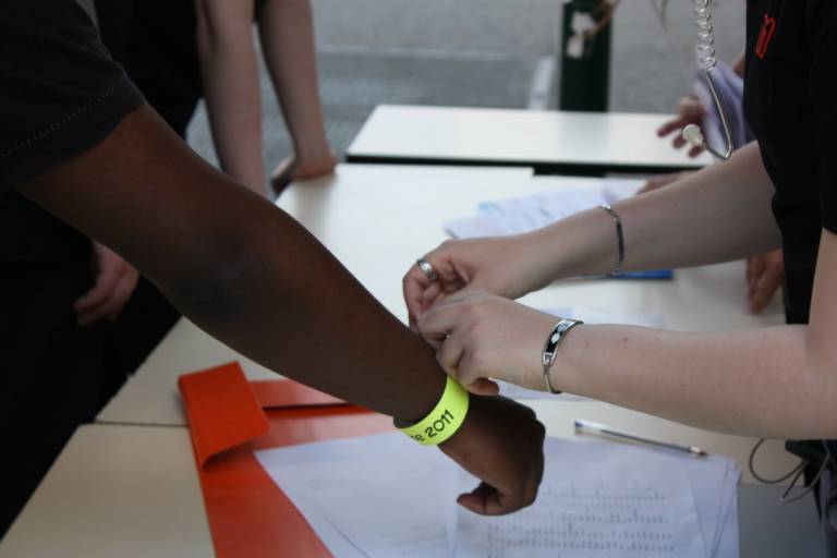 Un bracelet s'il vous plait ! Un bracelet à l'entrée !